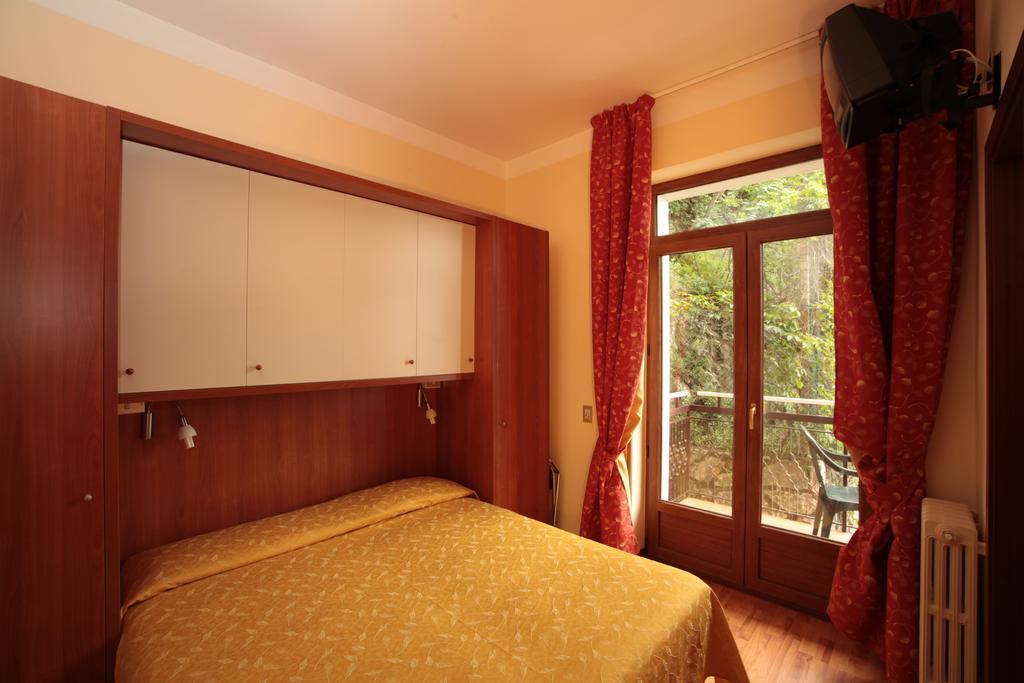 ברנצונה סול גארדה Hotel Merano חדר תמונה